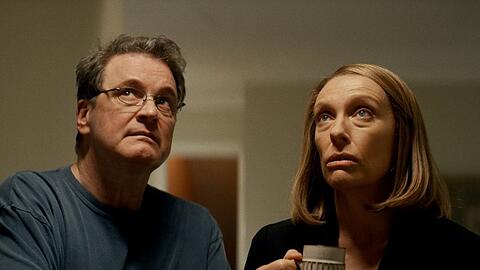 Unheil für Colin Firth und Toni Collette in "The Staircase".