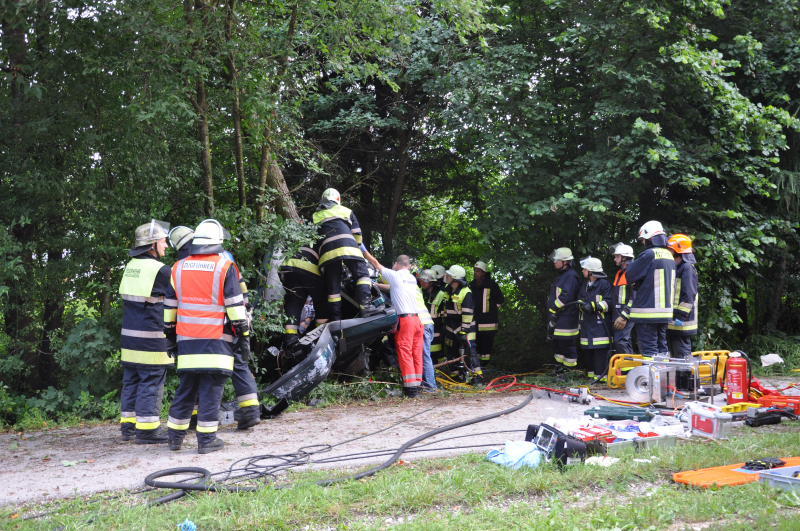 Der Wagen zerschellte an einem Baum - der Fahrer starb an der Unfallstelle.