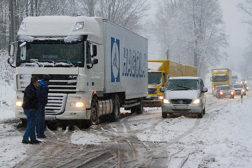 Auch im Erzgebirge hat es geschneit. Hier liegt der Schnee teils schon richtig hoch.