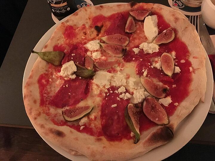 Pizza &bdquo;Franzi&ldquo; (12 Euro): scharfe Salami, Ziegenkäse und Feigen.