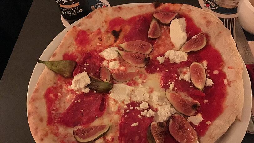 Pizza &bdquo;Franzi&ldquo; (12 Euro): scharfe Salami, Ziegenkäse und Feigen.
