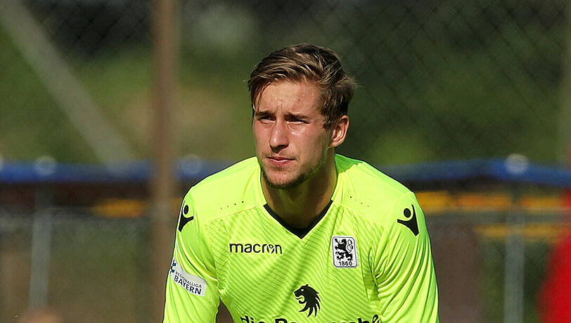 MARCO HILLER: NOTE 3 Erhielt erneut den Vorzug vor dem Ex-Buchbacher Alexander Strobl. Chancenlos beim 0:1. Stand falsch bei einem Petrovic-Schuss, konnte aber mit Mühe halten. Stark gegen Brucias Distanz-Kracher. (Archivbild) MARCO HILLER: NOTE 3 Erhielt erneut den Vorzug vor dem Ex-Buchbacher Alexander Strobl. Chancenlos beim 0:1. Stand falsch bei einem Petrovic-Schuss, konnte aber mit Mühe halten. Stark gegen Brucias Distanz-Kracher. (Archivbild)