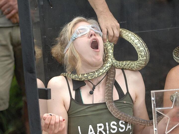 Harte Zeiten für Larissa: Die Österreicherin muss schon wieder in die Dschungelprüfung.