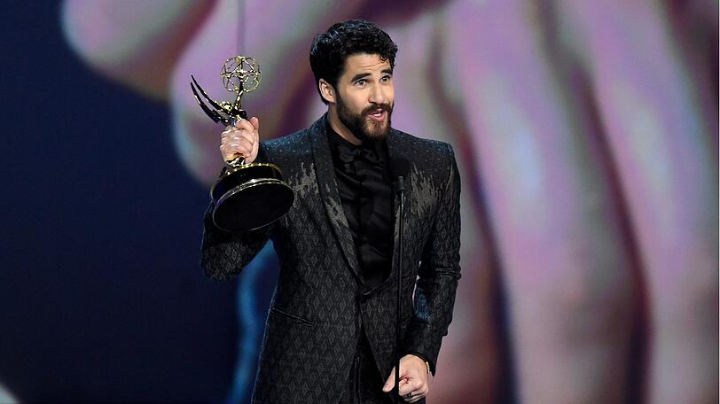 Schauspieler Darren Criss bedankt sich für den Preis, den er als "Bester Hauptdarsteller in einer Miniserie" für "The Assassination of Gianni Versace: American Crime Story".