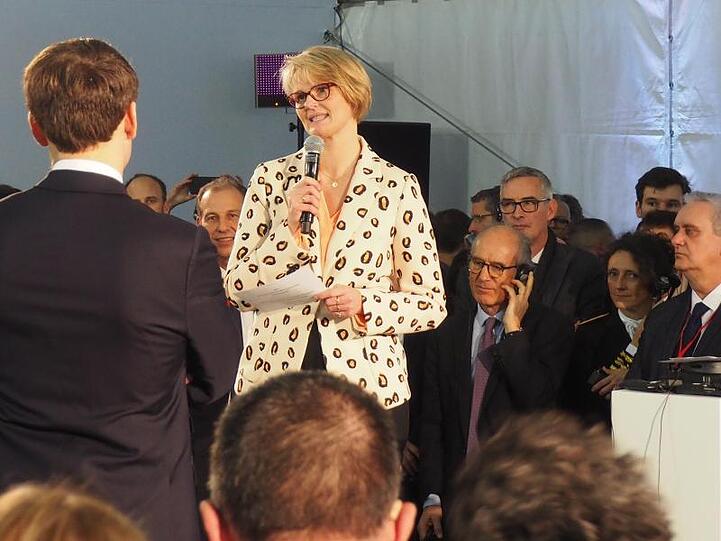 Frankreichs Staatschef Emmanuel Macron (l) und Bundesforschungsminiserin Anja Karliczek läuten in der Fabrik des Batterieherstellers Saft in Nersac den Bau einer Pilotanlage für Battereizellen für den Automobilbau ein.
