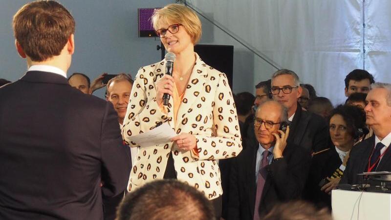 Frankreichs Staatschef Emmanuel Macron (l) und Bundesforschungsminiserin Anja Karliczek läuten in der Fabrik des Batterieherstellers Saft in Nersac den Bau einer Pilotanlage für Battereizellen für den Automobilbau ein. Frankreichs Staatschef Emmanuel Macron (l) und Bundesforschungsminiserin Anja Karliczek läuten in der Fabrik des Batterieherstellers Saft in Nersac den Bau einer Pilotanlage für Battereizellen für den Automobilbau ein.