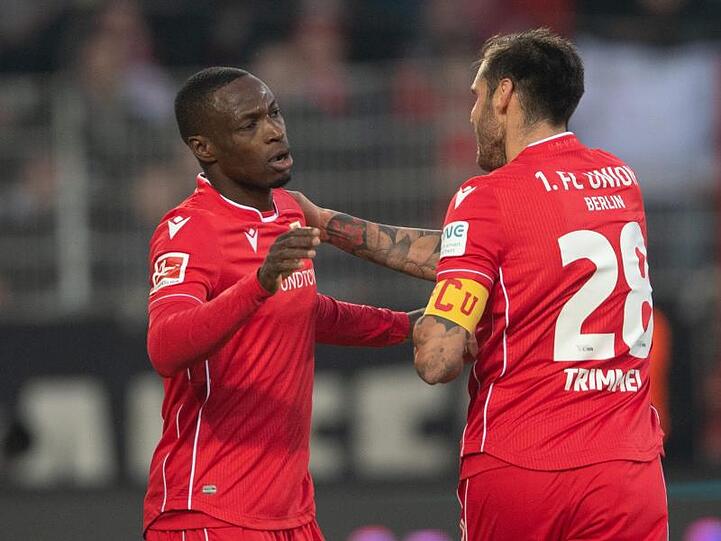 Anthony Ujah (l) sorgte mit seinem Tor für den Heimsieg von Union Berlin gegen Mönchengladbach.