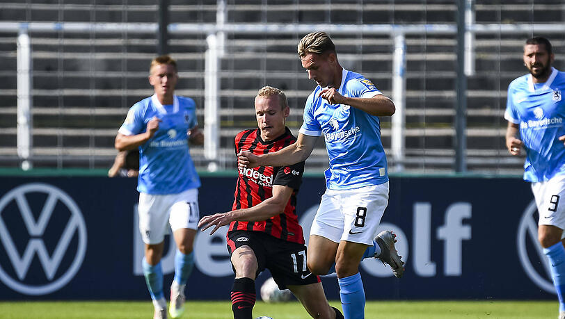 Erik Tallig im Zweikampf mit Sebastian Rode.