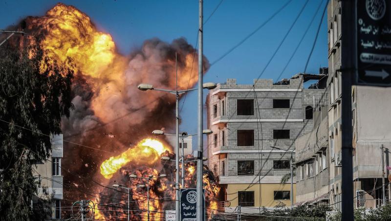Ein Angriff der israelischen Luftwaffe trifft ein Gebäude in Gaza, das der Terrororganisation Hamas zugerechnet wird.