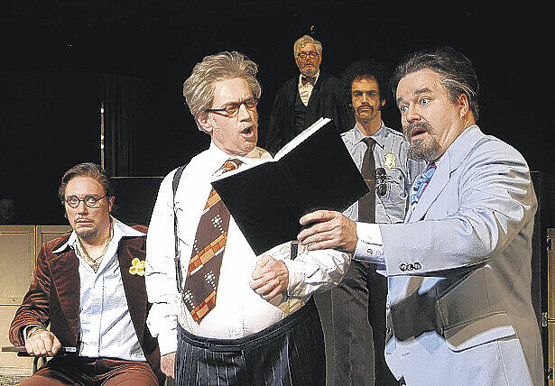 Romanze vor Gericht: Stefan Lorch (li.), Heimo Essl und Pius Maria Cüppers, dahinter Frank Damerius (li.) und Rolf Kindermann. Foto: Berny Meyer