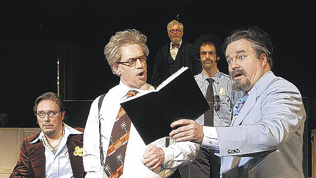 Romanze vor Gericht: Stefan Lorch (li.), Heimo Essl und Pius Maria Cüppers, dahinter Frank Damerius (li.) und Rolf Kindermann. Foto: Berny Meyer Romanze vor Gericht: Stefan Lorch (li.), Heimo Essl und Pius Maria Cüppers, dahinter Frank Damerius (li.) und Rolf Kindermann. Foto: Berny Meyer