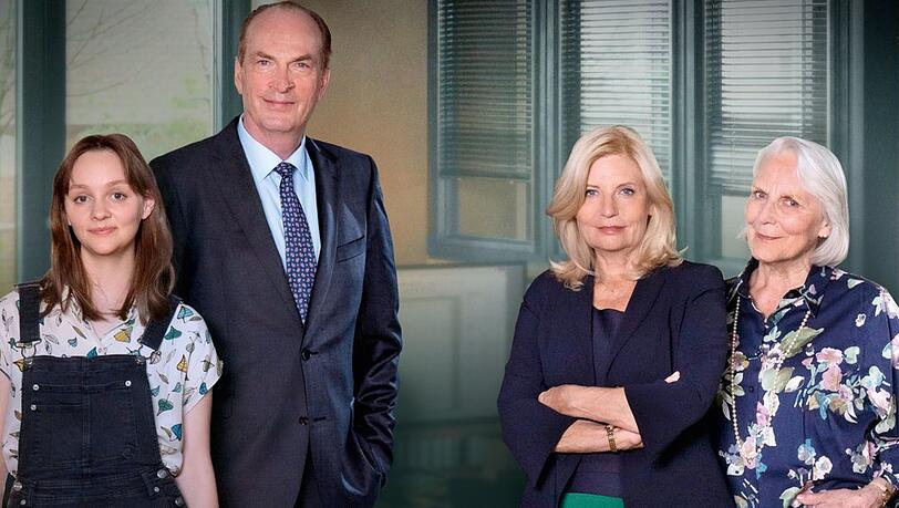 Markus Gellert (Herbert Knaup) und Isa von Brede (Sabine Postel, 2.v.r.) bekommen Verstärkung in ihrem Team.