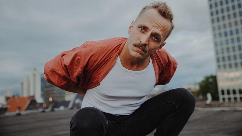 Simon Klemp ist Sänger der Rockband Schimmerling.