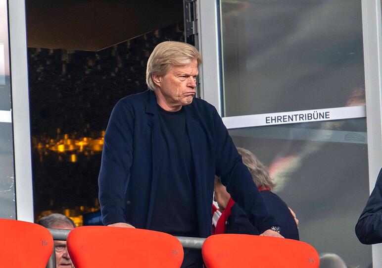Der Bayern-Boss ganz alleine gegen Schalke.
