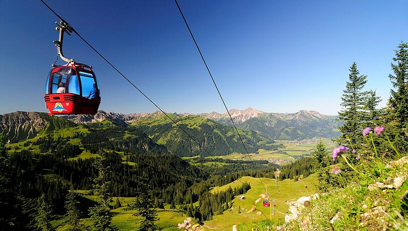 Hier wandern Sie auf herrlichen Höhenwegen oder starten zu Bergtouren. Hier wandern Sie auf herrlichen Höhenwegen oder starten zu Bergtouren.
