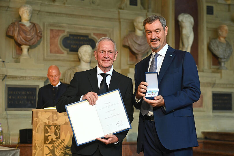 Moderator Fritz Egner erhält den Bayerischen Verdienstorden von Markus Söder.