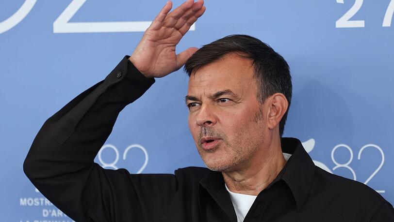 Der Regisseur Francois Ozon des Films &bdquo;L'Etranger&ldquo; auf dem Roten Teppich w&auml;hrend des 82. Filmfestivals von Venedig.