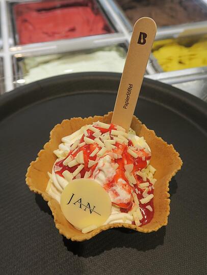 8,90 Euro kostet das Spaghetti-Eis vom Sterne-Koch. 8,90 Euro kostet das Spaghetti-Eis vom Sterne-Koch.