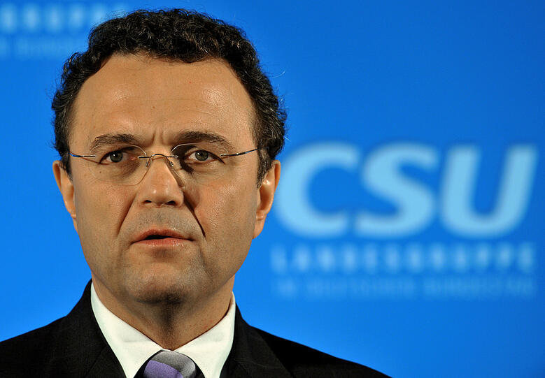 Der Vorsitzender der CSU-Bundestagsabgeordneten, Hans-Peter Friedrich, wird neuer Bundesinnenminister.