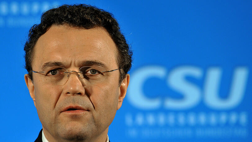 Der Vorsitzender der CSU-Bundestagsabgeordneten, Hans-Peter Friedrich, wird neuer Bundesinnenminister. Der Vorsitzender der CSU-Bundestagsabgeordneten, Hans-Peter Friedrich, wird neuer Bundesinnenminister.