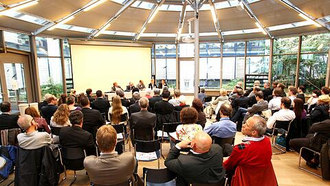 Zwei Stunden diskutiert das Publikum eifrig mit: Ein Blick in den Saal der Bayerischen Akademie für Werbung und Marketing.
