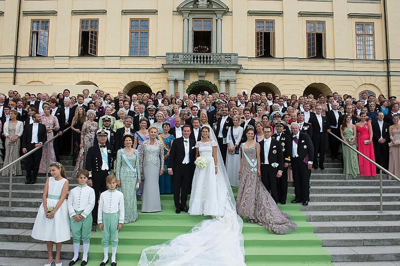 Prinzessin Madeleine und ihr Ehemann Chris O'Neill konnten nach dem Ja-Wort mit 400 Gästen im Königsschloss am Mälarsee feiern &ndash; bis in die Nacht. Die Bilder.