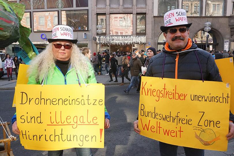 Rund 2500 Demonstranten protestieren gegen die Münchner Sicherheitskonferenz.