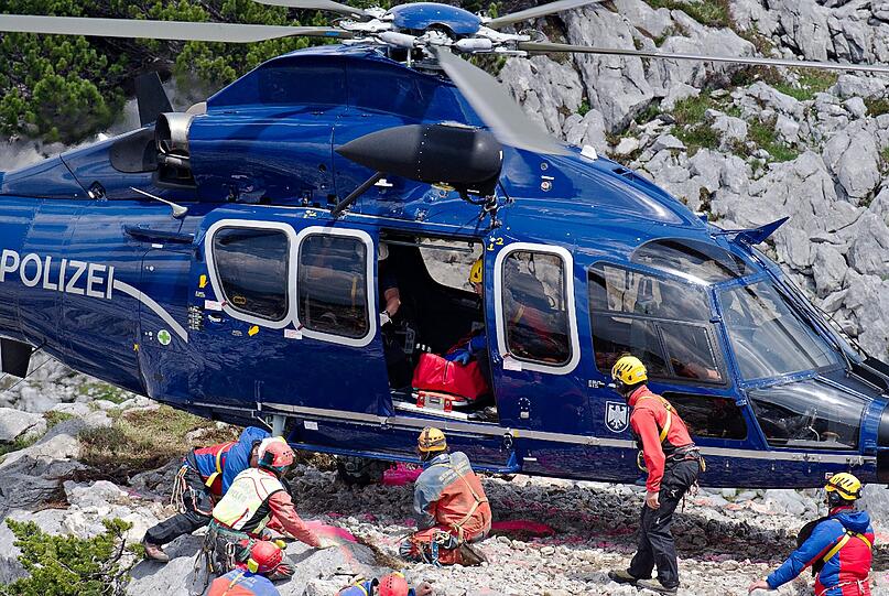 Rettungskräfte tragen am Untersberg bei Marktschellenberg nahe des Einstiegs der Riesending-Schachthöhle den verletzten Höhlenforscher Johann Westhauser auf einer Trage in einen Helikopter der Bundespolizei.