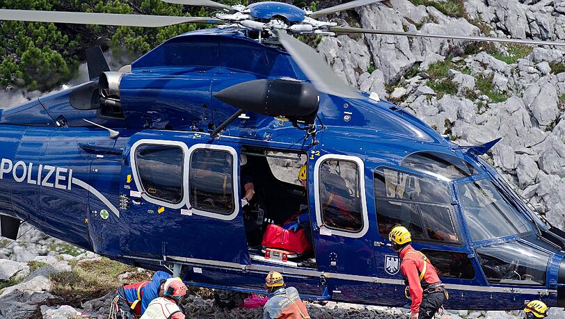 Rettungskräfte tragen am Untersberg bei Marktschellenberg nahe des Einstiegs der Riesending-Schachthöhle den verletzten Höhlenforscher Johann Westhauser auf einer Trage in einen Helikopter der Bundespolizei. Rettungskräfte tragen am Untersberg bei Marktschellenberg nahe des Einstiegs der Riesending-Schachthöhle den verletzten Höhlenforscher Johann Westhauser auf einer Trage in einen Helikopter der Bundespolizei.