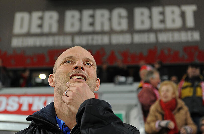 Gladbach-Trainer Arie van Lent sprach von "Slapstick-Elfmetern" - zu einem Zeitpunkt, als noch nichts von einem Manipulationsvorwurf bekannt war.