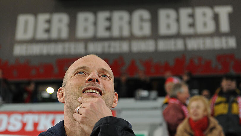 Gladbach-Trainer Arie van Lent sprach von "Slapstick-Elfmetern" - zu einem Zeitpunkt, als noch nichts von einem Manipulationsvorwurf bekannt war. Gladbach-Trainer Arie van Lent sprach von "Slapstick-Elfmetern" - zu einem Zeitpunkt, als noch nichts von einem Manipulationsvorwurf bekannt war.