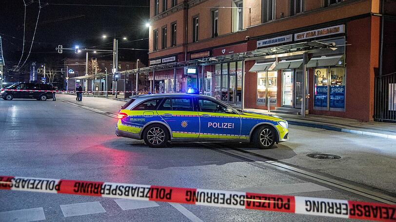 Baden-Württemberg, Esslingen: Einsatzkräfte der Polizei stehen vor dem Esslinger Busbahnhof (l) und einem Lokal (r, hinten), wo eine Putzfrau einen einer Granate «sehr ähnlichen» Gegenstand gefunden hatte.