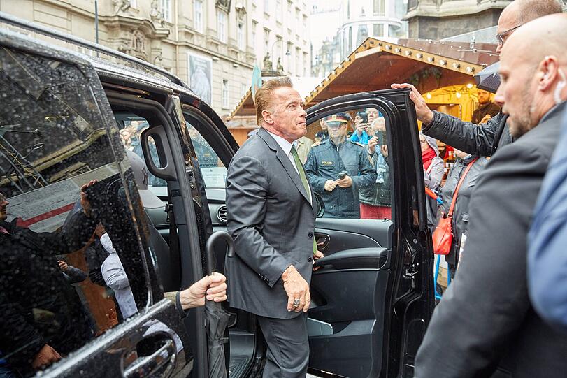 Arnold Schwarzenegger steigt vor dem Stephansdom aus einem Auto.