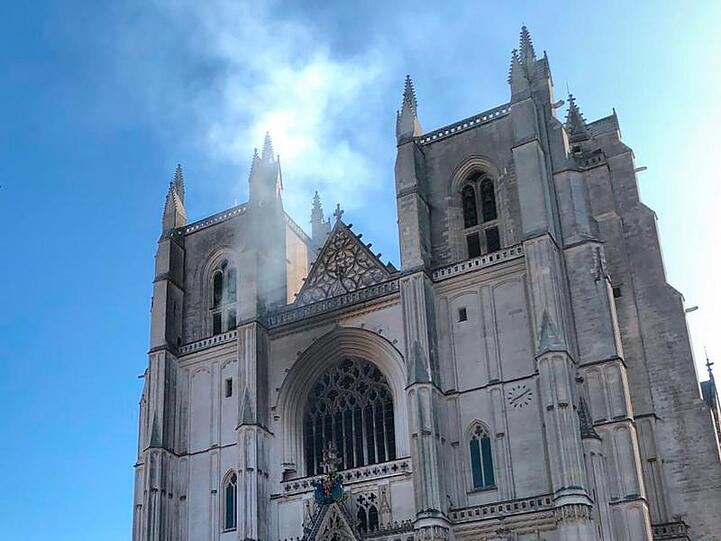 In der Kathedrale der westfranzösischen Stadt Nantes ist ein Feuer ausgebrochen.