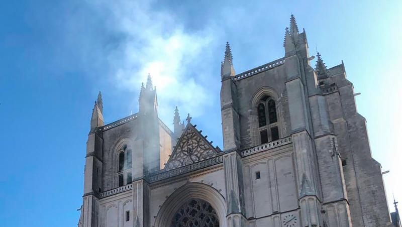 In der Kathedrale der westfranzösischen Stadt Nantes ist ein Feuer ausgebrochen.