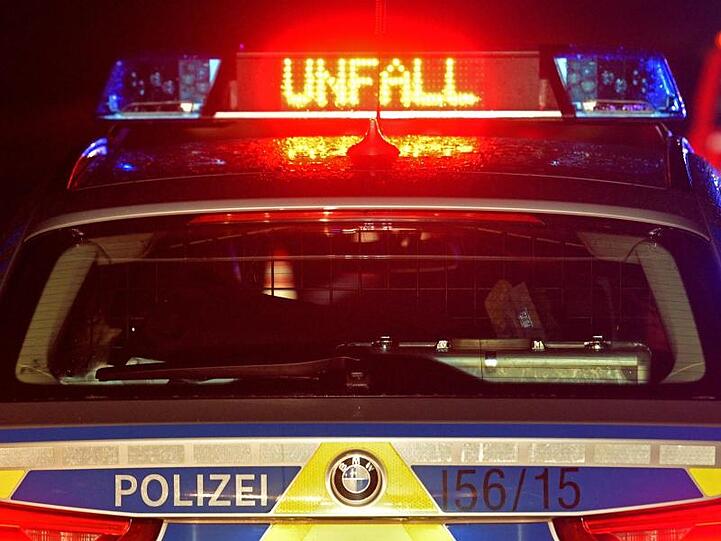 Der Schriftzug "Unfall" leuchtet auf einem Polizeiauto. Foto: Stefan Puchner/dpa/Archivbild