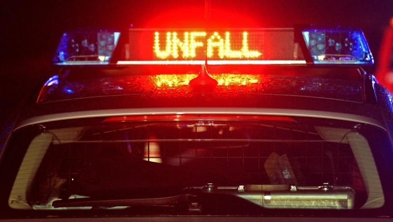 Der Schriftzug "Unfall" leuchtet auf einem Polizeiauto. Foto: Stefan Puchner/dpa/Archivbild Der Schriftzug "Unfall" leuchtet auf einem Polizeiauto. Foto: Stefan Puchner/dpa/Archivbild