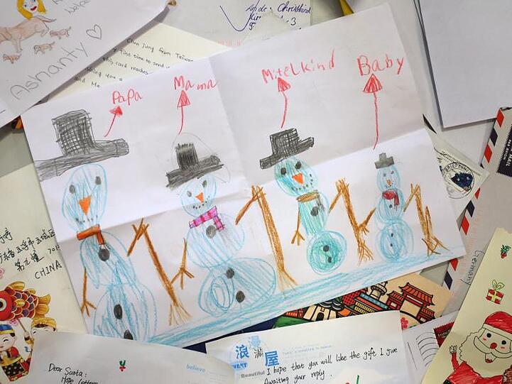 Briefe und Bilder von Kindern im Weihnachtspostamt Himmelstadt. Foto: Karl-Josef Hildenbrand/dpa/Archivbild
