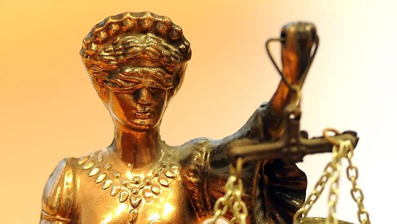 Eine goldfarbene Justitia-Figur. Foto: Britta Pedersen/zb/dpa Eine goldfarbene Justitia-Figur. Foto: Britta Pedersen/zb/dpa