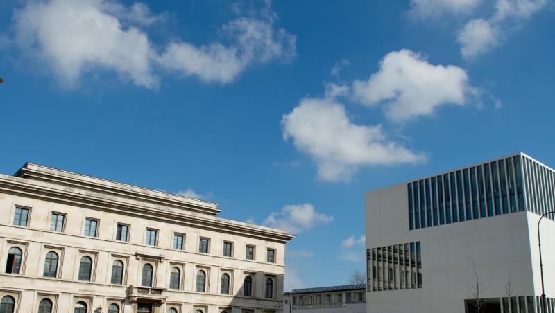 Der ehemalige Führerbau (l) und das NS-Dokumentationszentrums.