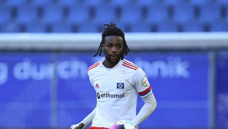Defensivspieler Gideon Jung in Aktion für den HSV.