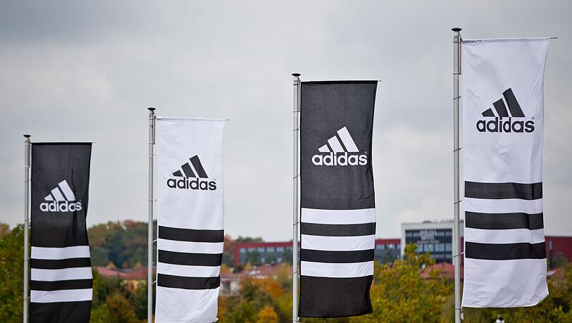Adidas befindet sich nach eigenen Angaben mit den Zollbehörden seit Jahren "im Austausch" zu dem bekannten Sachverhalt. (Archivbild)