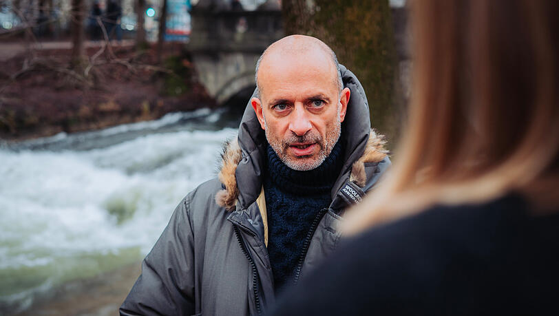 Eine Bauanleitung für eine Rampe, wie sie kürzlich bei einer geheimen Nacht- und Nebelaktion gezimmert wurde, gibt es nicht. Surfer Martin Grün: „Das wird mündlich weitergegeben und gegebenenfalls angepasst, seit Surfer-Generationen“ Eine Bauanleitung für eine Rampe, wie sie kürzlich bei einer geheimen Nacht- und Nebelaktion gezimmert wurde, gibt es nicht. Surfer Martin Grün: „Das wird mündlich weitergegeben und gegebenenfalls angepasst, seit Surfer-Generationen“