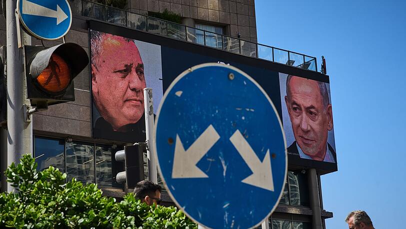 Werbung in Israel, auf der der israelische Ministerpräsident Benjamin Netanjahu (r) und sein wichtigster Rivale bei der Parlamentswahl am 27. Oktober, Gadi Eisenkot, zu sehen ist. (Archivbild) Werbung in Israel, auf der der israelische Ministerpräsident Benjamin Netanjahu (r) und sein wichtigster Rivale bei der Parlamentswahl am 27. Oktober, Gadi Eisenkot, zu sehen ist. (Archivbild)