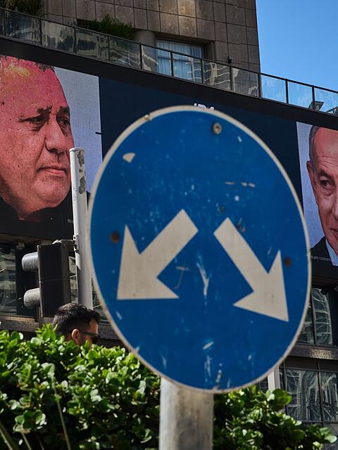 Werbung in Israel, auf der der israelische Ministerpr&auml;sident Benjamin Netanjahu (r) und sein wichtigster Rivale bei der Parlamentswahl am 27. Oktober, Gadi Eisenkot, zu sehen ist. (Archivbild)