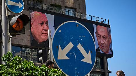 Werbung in Israel, auf der der israelische Ministerpr&auml;sident Benjamin Netanjahu (r) und sein wichtigster Rivale bei der Parlamentswahl am 27. Oktober, Gadi Eisenkot, zu sehen ist. (Archivbild)