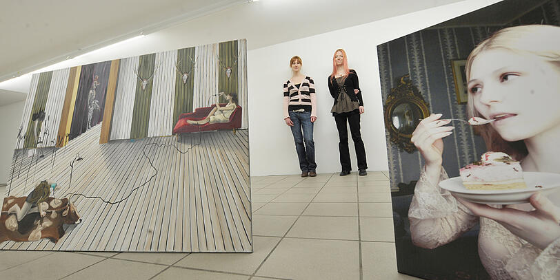 Kimberly Gebert (links, mit &bdquo;Ottobiene&ldquo;) und Marie Saalfrank (mit &bdquo;Eat Me&ldquo;) stellen ab heute in der Akademie Galerie.