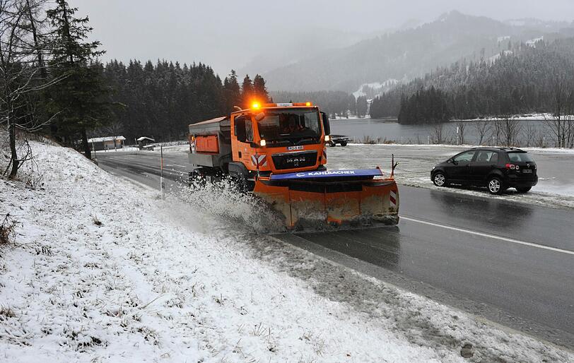 Wintersportfreunde können sich freuen: In einigen Regionen Bayerns hat sich am Montag endlich der Winter blicken lassen - auch in anderen Teilen Deutschlands fiel Schnee.