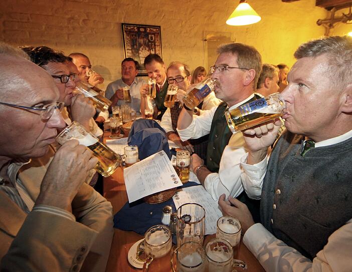 Die Tester am Werk: KVR-Chef Wilfried Blume-Beyerle (l.), Wiesn-Chef Dieter Reiter (r.) und Alexander Reissl (SPD, 2.v.r).