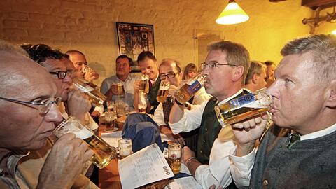 Die Tester am Werk: KVR-Chef Wilfried Blume-Beyerle (l.), Wiesn-Chef Dieter Reiter (r.) und Alexander Reissl (SPD, 2.v.r).